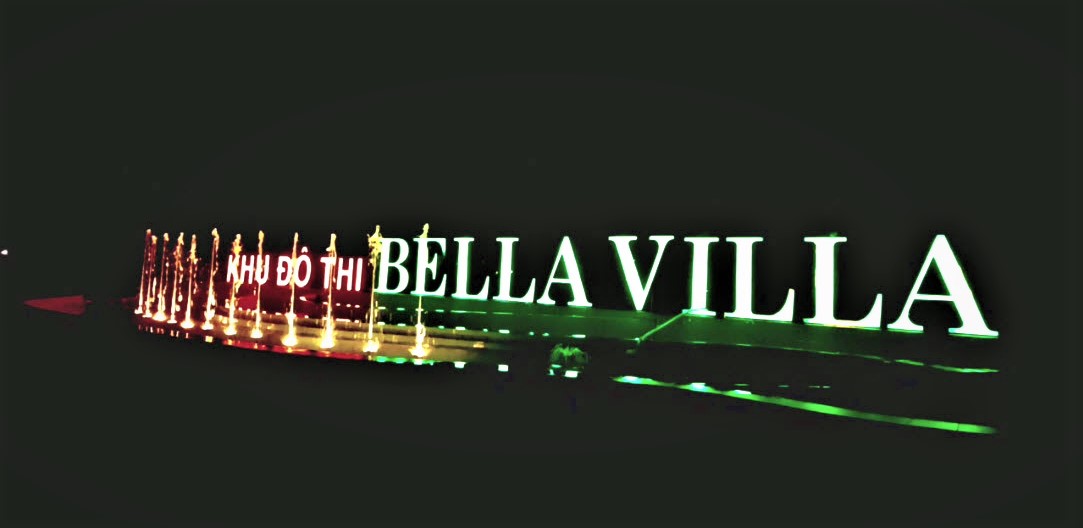 Cổng nhạc nước Bella Villa về đêm