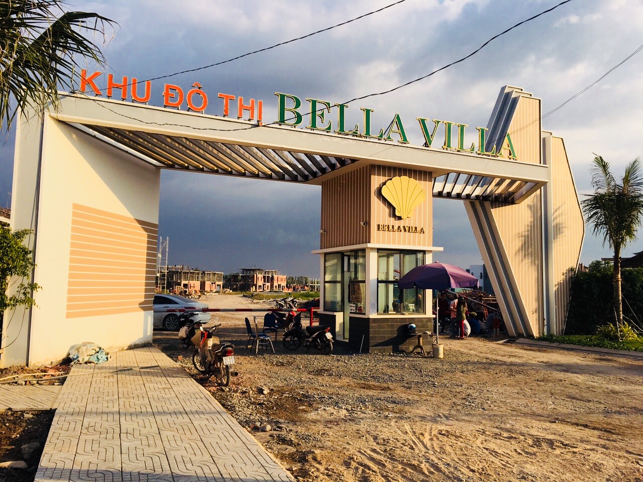 Cổng chào dự án Bella Villa đang dần hoàn thiện mở bán giai đoạn 1